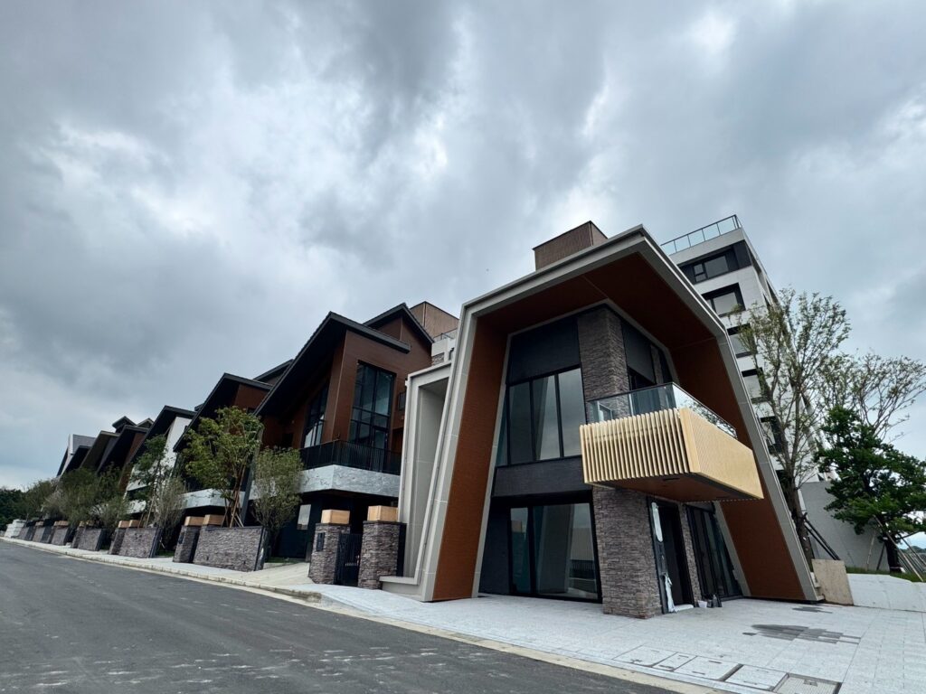 1新竹-宏道帝寶-住宅大樓-鋁包板-木紋格柵-造型陽台-凹凸板-客製化建築